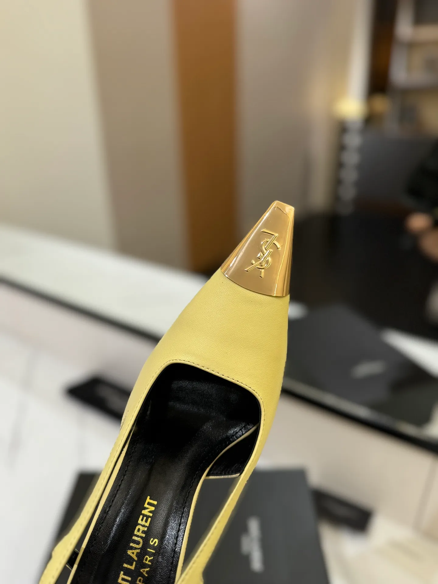 👟👟Ex-factory price 600👟👟 saint laurent ss24 new arrival～ Saint Laurent ysl 2024 spring and summer｜New high-heeled shoes🆕 Beautiful, refined and elegant! The 10cm foot is very stable, so feel free to put it in! The heel is custom-made from a new mold, and the height is the same as the original one. Various incorrect versions are % high-end and sexy, YSL still understands women best❤️ ⚠️The entire upper and lining are made of one piece without joints, which consumes more materials and costs more! Moreover, the material, fabric and lining are all made from more than 20 pieces of genuine custom-made calfskin. The upper is made of custom-made calfskin, the lining is made of calfskin, and the genuine leather outsole imported from Italy. Heel height: 10cm. Size: 35-39 (40 and 41 are custom-made and cannot be returned or exchanged)
